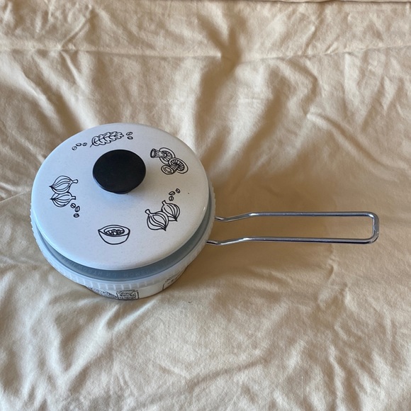 Vintage enamel style pan with lid and plastic lid - Picture 1 of 4
